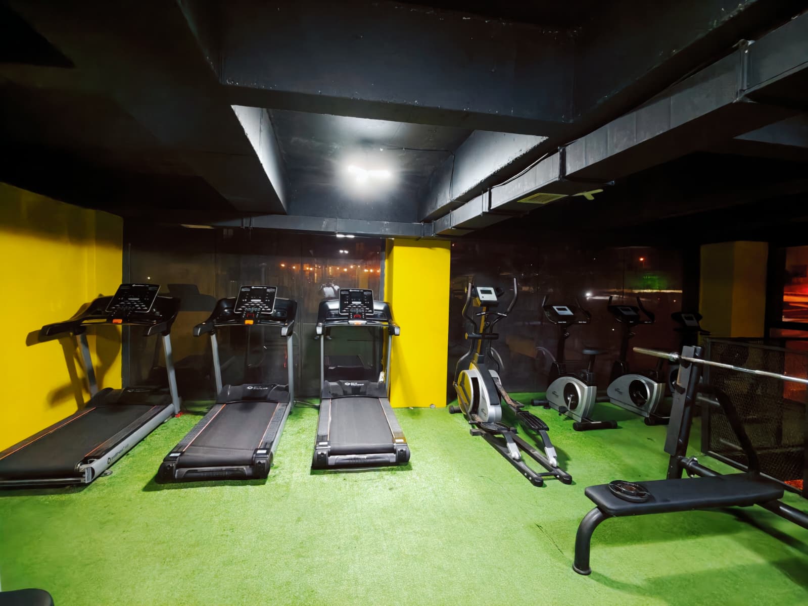Beast Fitness Kardiyo Alanı Koşu Bantları